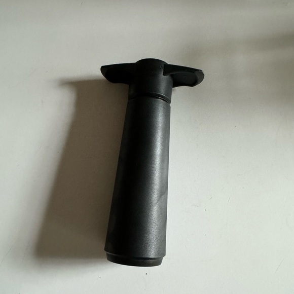 VacuVin Wine Saver Pump plus one wine stopper - Picture 3 of 4
